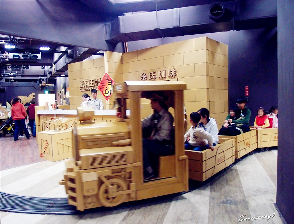紙箱王博館店｜探險主題餐廳,大人小孩都能搭火車看恐龍
