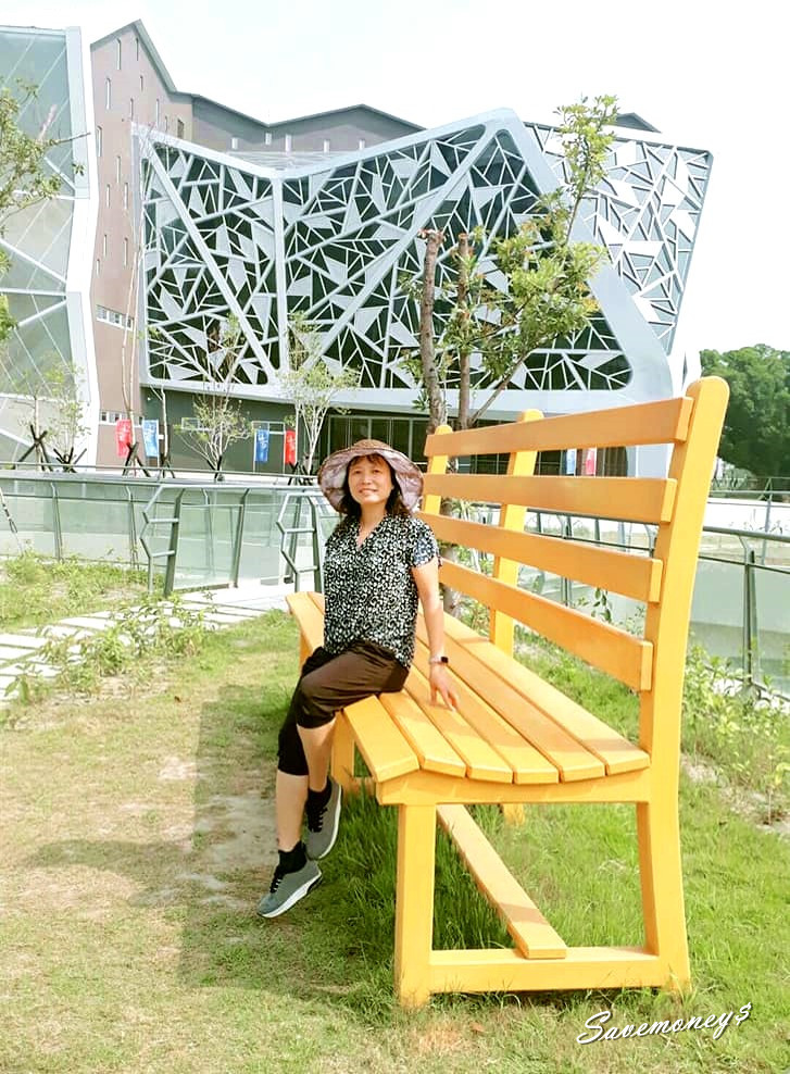 台江文化中心｜台南免費景點,藝文中心,巨人椅子好好拍