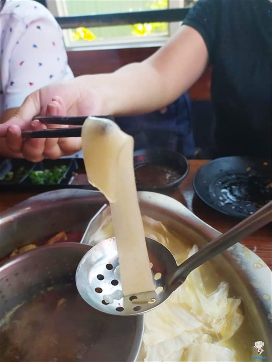 十三涮｜豐原重慶麻辣火鍋,用大鐵鍬送菜有趣又好吃