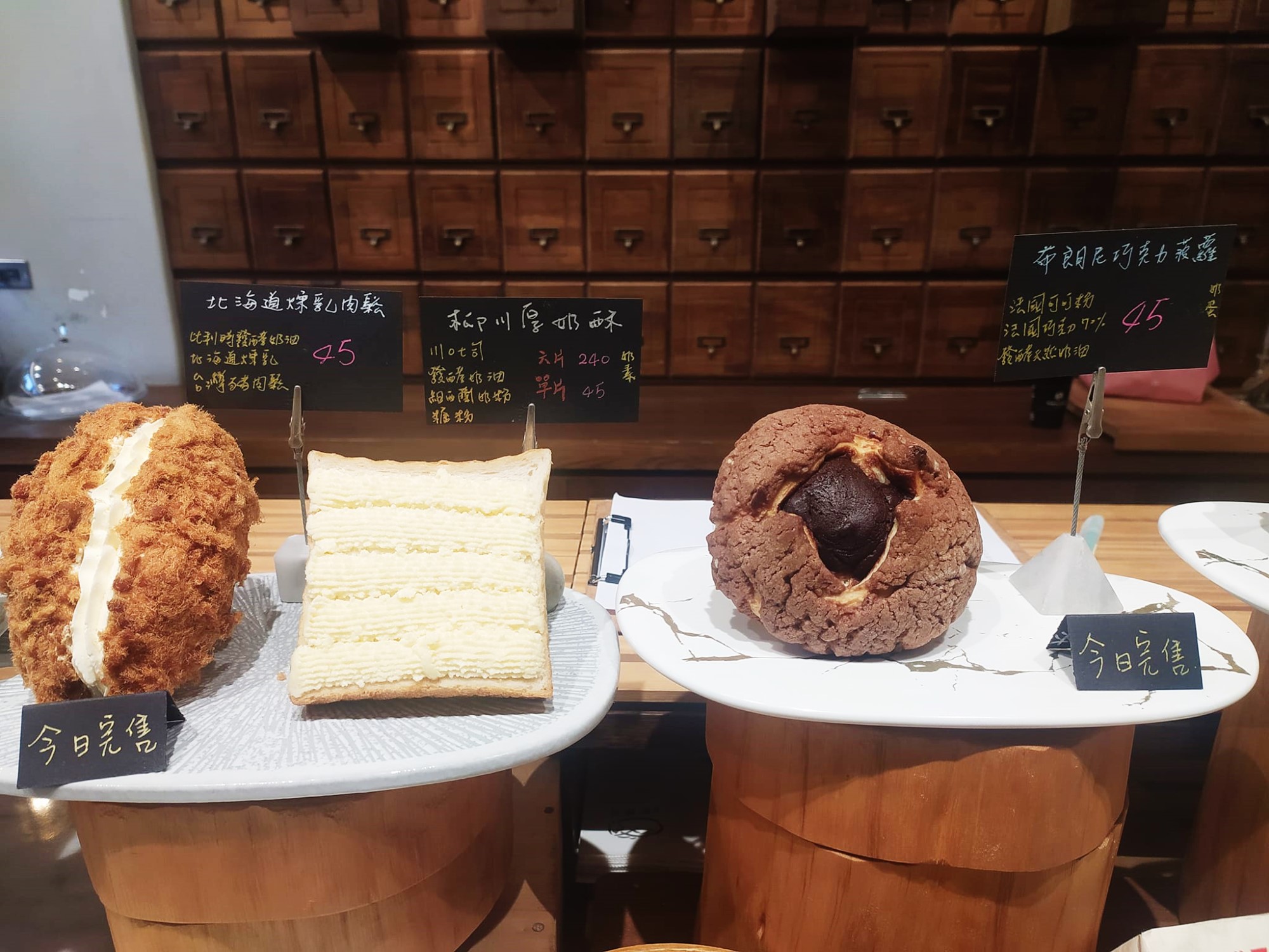 柳川 や｜台中柳川麵包店,巨大菠蘿麵包好吸睛